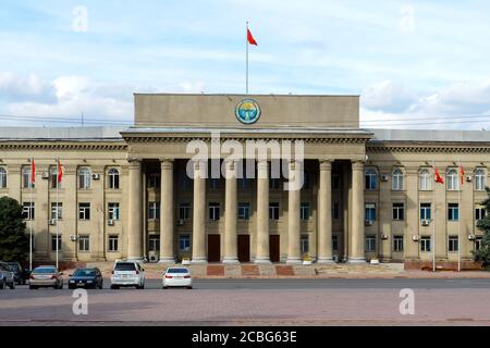 Bâtiment du gouvernement de la République kirghize. Bureau du Premier Ministre situé à Bichkek, au Kirghizistan. Bâtiment Jogorku Kenesh. Banque D'Images