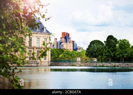 Vue panoramique sur l'étang dans le palais royal français de Fontainebleau, en France Banque D'Images