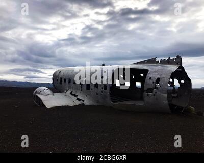 Avion abandonné sur la plage de sable noir en Islande (arrière) Banque D'Images