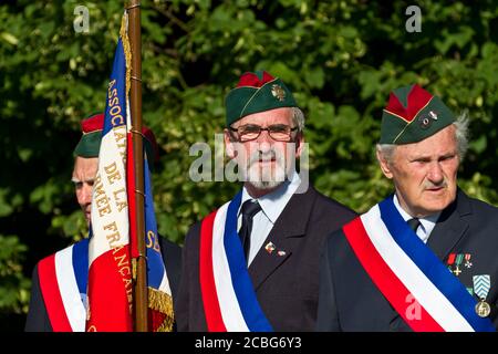 Anciens Combattants français avec des bannières à Varsovie, Pologne Banque D'Images