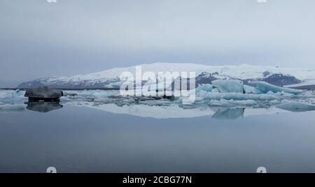 Lagon du glacier de Jokulsarlon avec réflexion d'image miroir Banque D'Images