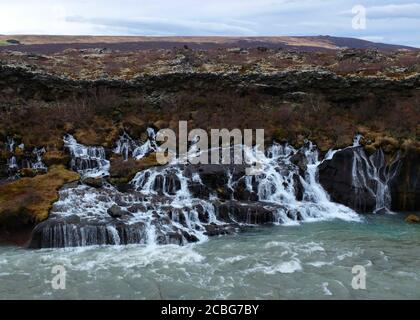 Série de cascades diffusées à travers le champ de Lava de Hallmundarhraun Islande de l'Ouest Banque D'Images