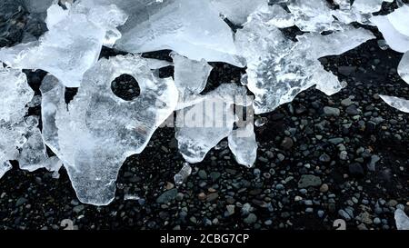 Glace lavée à terre sur Diamond Beach pendant Low Tide Banque D'Images