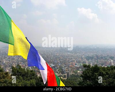 Drapeaux de prière au-dessus de Katmandou vu du temple de Swayambhunath Banque D'Images