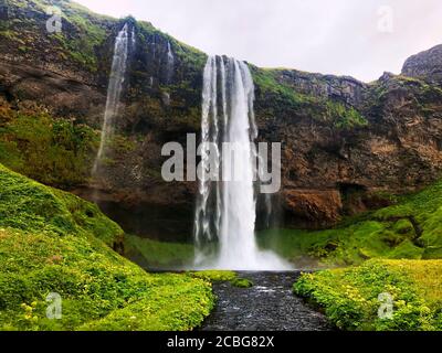 Chute d'eau de Seljalandsfoss le long de la côte sud de l'Islande Banque D'Images