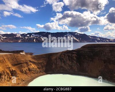 Vue sur le cratère de Viti de Krafla Caldera avec le lac géothermique Et les montagnes au loin Banque D'Images