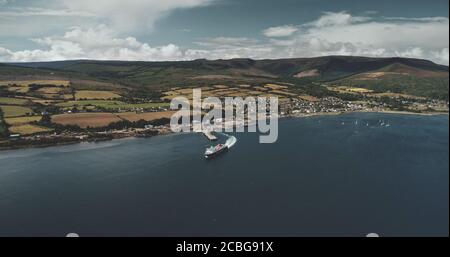 Écosse, Brodick Ferry Terminus photo panoramique aérienne du passage à niveau d'un navire, île d'Arran. Le magnifique ferry pour passagers part du port du golfe de Firth-of-Clyde Banque D'Images