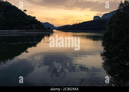 Vue de l'heure bleue depuis le barrage réservoir de Sau, Catalogne, Espagne. Banque D'Images