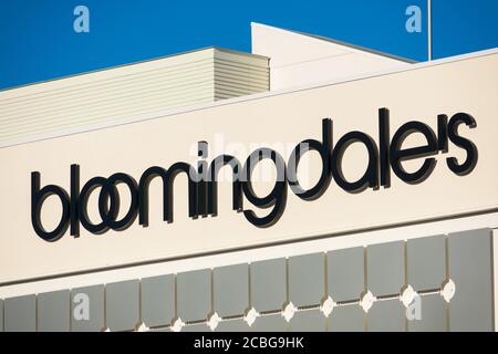 Signe de Bloomingdale sur la façade du magasin dans le centre commercial haut de gamme Westfield Valley Fair - San Jose, Californie, Etats-Unis - 2020 Banque D'Images