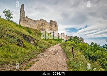 Čachtický hrad, château dans la chaîne de montagnes de Little Carpates (Malé Karpaty), près du village de Cachtice, région de Trencin, Slovaquie Banque D'Images