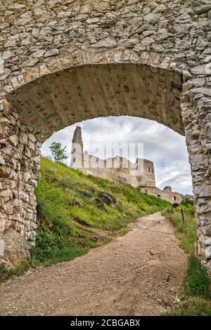 Čachtický hrad, château dans la chaîne de montagnes de Little Carpates (Malé Karpaty), près du village de Cachtice, région de Trencin, Slovaquie Banque D'Images