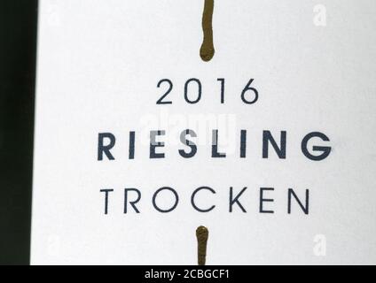 KIEV, UKRAINE - 11 NOVEMBRE 2018: Allemand 50 Riesling bouteille étiquette closeup. La région de Rheingau est l'une des régions viticoles les plus importantes de Germa Banque D'Images