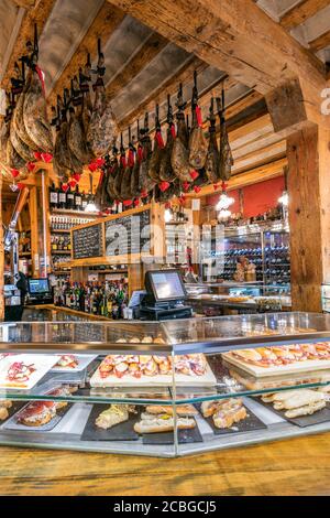 Des jambons espagnols sont suspendus au plafond à l'intérieur d'un bar à Burgos, Castille et Leon, Espagne Banque D'Images