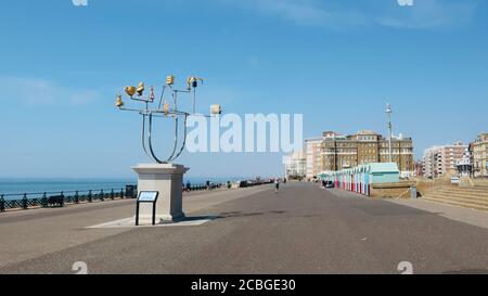 Brighton, Royaume-Uni - 11 août 2020 : constellation de Jonathan Wright sur la plinthe de Hove. Banque D'Images