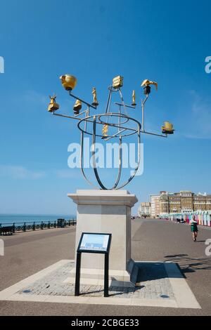 Brighton, Royaume-Uni - 11 août 2020 : constellation de Jonathan Wright sur la plinthe de Hove. Banque D'Images