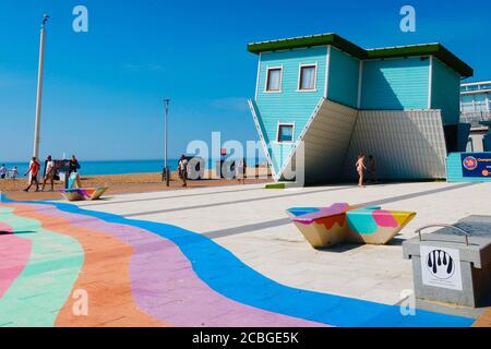 Brighton, Royaume-Uni - 11 août 2020 : maison à l'envers sur le front de mer. Banque D'Images