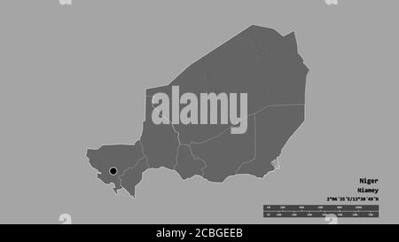 Forme désaturée du Niger avec sa capitale, sa principale division régionale et la région séparée d'Agadez. Étiquettes. Carte d'élévation à deux niveaux. Rendu 3D Banque D'Images