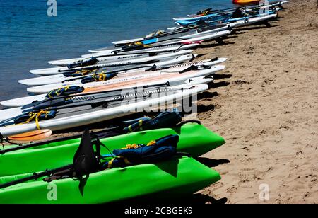 Kayaks alignés sur une plage de sable à San Diego. Personne. Espace pour la copie, message.SONY DSC Banque D'Images