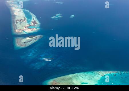Belle île tropicale. Vue aérienne sur les îles tropicales dans l'océan Indien, atolls avec récif de corail. Paysage marin exotique paysage aérien Banque D'Images