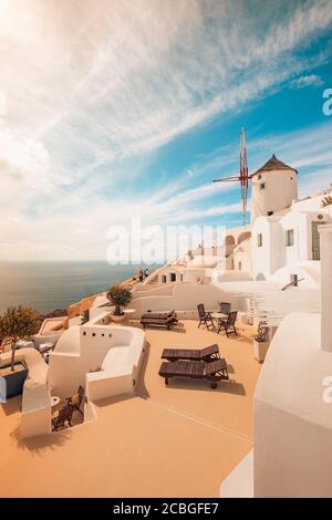 Vue sur Oia le plus beau village de l'île de Santorini en Grèce. Paysage idyllique de voyage d'été, vacances. Romantique chaise longue salon vacances couple Banque D'Images