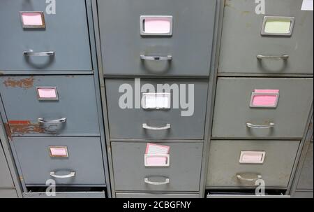 Ancienne armoire de classement avec cadre d'étiquette pour le stockage du document privé de l'employé de l'entreprise dans le bureau à domicile. Banque D'Images