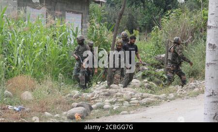 Srinagar, Inde. 13 août 2020. Les forces de sécurité indiennes ont lancé une opération anti-militants dans le village de Hieng-Rajpora, dans la ville de Kunzer, dans le district de Baramulla, au nord de Srinagar, au Cachemire contrôlé par l'Inde, le 13 août 2020. L'opération anti-militants a été lancée à la suite des contributions concernant la présence de militants dans la région. (Photo de Sajad Hameed/Pacific Press/Sipa USA) Credit: SIPA USA/Alay Live News Banque D'Images