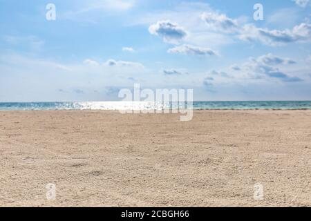 Gros plan de sable sur la plage et ciel bleu d'été. Paysage de plage panoramique. Plage tropicale vide et paysage marin. Ciel orangé et doré au coucher du soleil, sable doux Banque D'Images