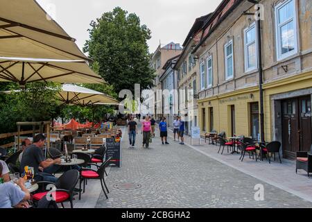 Ljubljana, Slovénie - 16 juillet 2018 : café et pubs le long de Petkovskovo Nabrezje, au bord de la rivière Ljublijanica, à Ljubljana, en Slovénie Banque D'Images