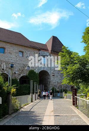 Ljubljana, Slovénie - 16 juillet 2018 : le pont à l'entrée du château de Ljubljana, Slovénie Banque D'Images