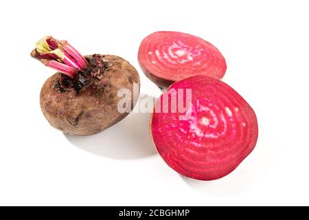 Racine de betterave rouge biologique isolée sur fond blanc. Bêta vulgaris Banque D'Images