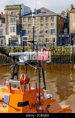 Whitby Quayside comme vu de la station du canot de sauvetage de Whiby. Banque D'Images