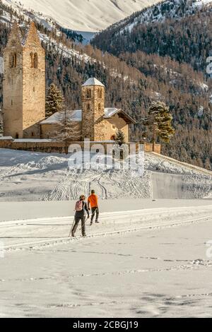 Ski de fond en face de l'église San Gian de Celerina en hiver, Engadin, Grisons, Suisse Banque D'Images