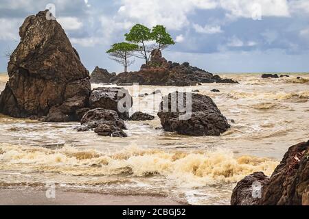 Ghana plage avec rochers et mer d'or situé dans Axim L'Afrique de l'Ouest a également appelé la côte d'or Banque D'Images