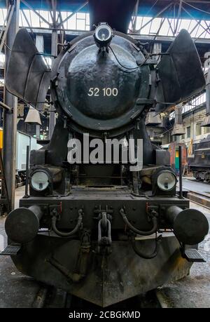 Vue avant d'une vieille locomotive à vapeur restaurée dans un atelier, Autriche Banque D'Images