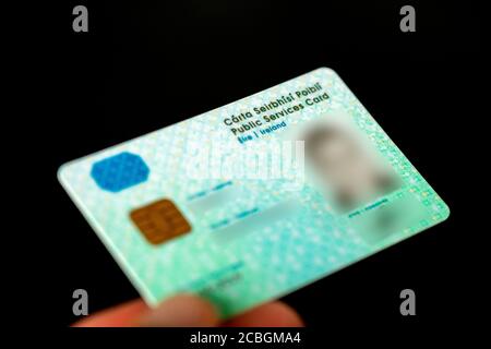 Main tenant public Services Card Irlande première génération de bien-être social Carte d'identité émise de 2011 à 2019 Banque D'Images