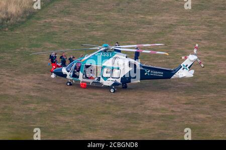 Beachy Head, Eastbourne, East Sussex, Royaume-Uni. 13 août 2020. L'ambulance aérienne de Kent Surrey Sussex aide les équipes au sol en cas de blessure dans les environs de Cow Gap, dans les South Downs. Crédit : Alan Fraser/Alay Live News Banque D'Images