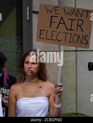 Une femme au maquillage ressemblant à des blessures d'armes utilisées par La police anti-émeutes et l'armée contre les manifestants en Biélorussie sont visibles Lors d'une démonstration à Wa Banque D'Images