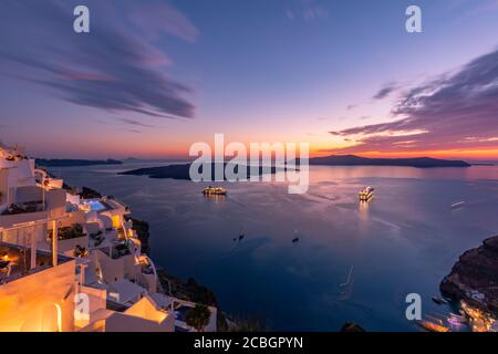 Vue imprenable sur l'île de Santorini en soirée. Coucher de soleil romantique lever de soleil été destination voyage. Magnifique coucher de soleil, architecture blanche, lumières LED Banque D'Images