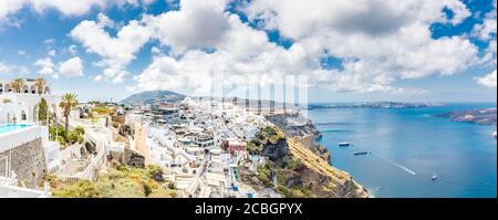 Panorama matinal de l'architecture blanche sur les falaises et la baie bleue de la mer dans l'île de Santorini. Destination de voyage d'été de luxe, vacances vibes vue incroyable Banque D'Images