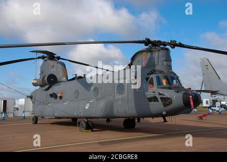 Un hélicoptère de levage lourd à double rotor CH-47 Chinook de Boeing Banque D'Images