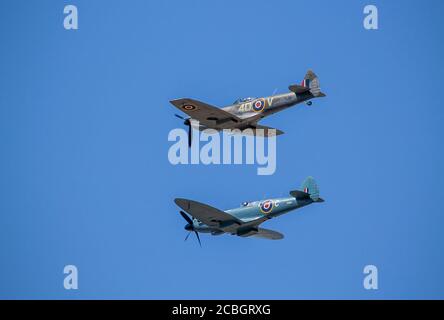 Royal Air Force Supermarine Spitfires survolent en formation Banque D'Images