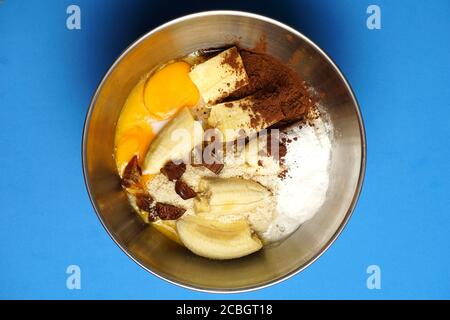 vue de dessus d'un bol en métal avec mélange pour préparer un gâteau éponge. plat. plat. plat. Banque D'Images