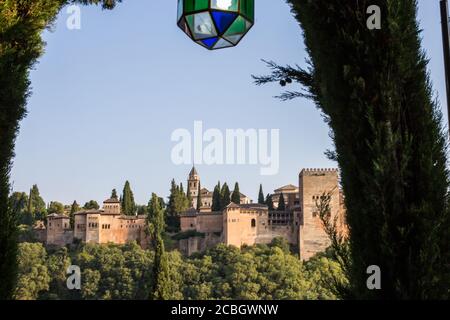 Al Hambra vue former une autre colline Grenade, Espagne heure d'été soir Banque D'Images