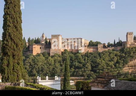 Al Hambra vue former une autre colline Grenade, Espagne heure d'été soir Banque D'Images