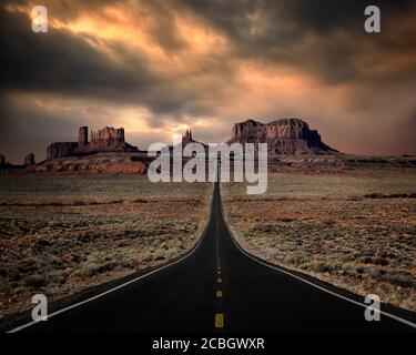 ART PHOTOGRAPHIQUE : autoroute 163 menant à Monument Valley, Arizona/Utah, États-Unis Banque D'Images