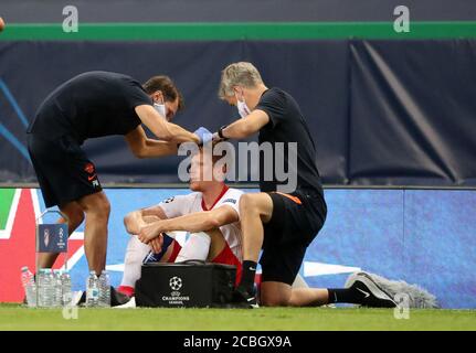 FIROO Champions League Lisbonne, 13 août 2020, football, UEFA Champions League, quart de finale, RB Leipzig - Atletico Madrid, dans la photo: Pause traitement pour Marcel Halstenberg (23, RB Leipzig), blessé, violation les règlements de l'UEFA interdisent toute utilisation de photographies comme séquences d'images et/ou quasi-vidéo, seulement à des fins journalistiques! Réservé à un usage éditorial ! POINT PHOTO/Dimanche/Poolfoto/via/firosportphoto. | utilisation dans le monde entier Banque D'Images