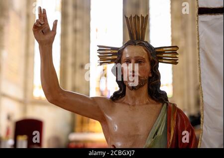 Statue de Jésus Christ ressuscité exposée pendant la saison Pascal. Cathédrale Saint-Martin de Bratislava, Slovaquie. 2020/05/20. Banque D'Images