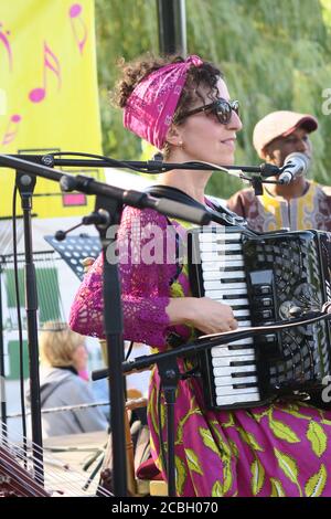 femme accordéoniste jouant de l'accordéon Banque D'Images