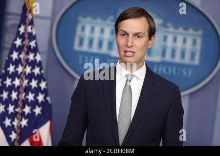 Washington, DC, États-Unis. 13 août 2020. Jared Kushner, assistant du président et conseiller principal, prend la parole lors d'une conférence de presse dans la salle de presse de James S. Brady à la Maison Blanche à Washington, DC, Etats-Unis, le jeudi 13 août 2020. Israël et les Émirats arabes Unis sont parvenus à un accord pour normaliser complètement les relations, une percée potentiellement historique que le président américain Donald J. Trump a déclaré va faciliter la paix dans le Moyen-Orient.Credit: Oliver Contreras/Pool via CNP *** local Caption *** 30507482 | usage Worldwide Credit: dpa/Alay Live News Banque D'Images