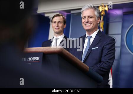 Jared Kushner, adjoint au président et conseiller principal, écoute le conseiller à la sécurité nationale des États-Unis Robert C. O'Brien, à droite, lors d'une conférence de presse dans la salle d'information de presse James S. Brady à la Maison Blanche à Washington, DC, États-Unis, le jeudi 13 août 2020. Israël et les Émirats arabes Unis sont parvenus à un accord pour normaliser pleinement leurs relations, une percée potentiellement historique que le président américain Donald J. Trump a déclaré pour faciliter la paix dans le Moyen-Orient.Credit: Oliver Contreras/Pool via CNP | usage dans le monde entier Banque D'Images